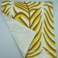 Penutup bantal lumbar kuning persegi dengan pola daun